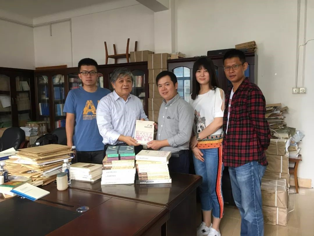 原所长李建平赠送图书