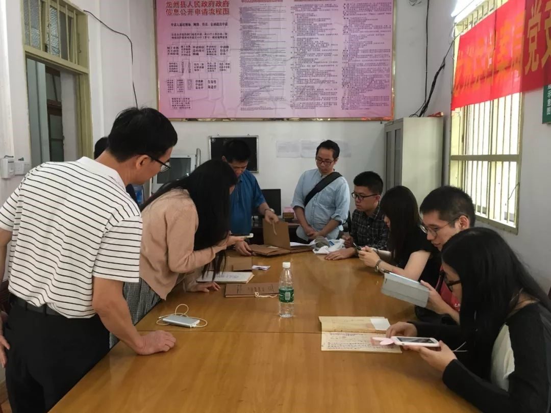 系史小组成员在档案馆查找资料