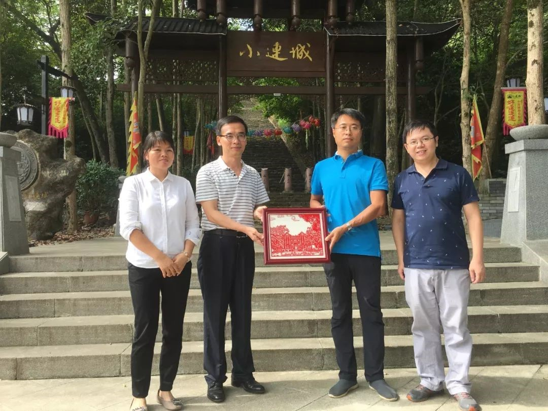 系史小组老师在小连城向龙州领导赠送纪念品