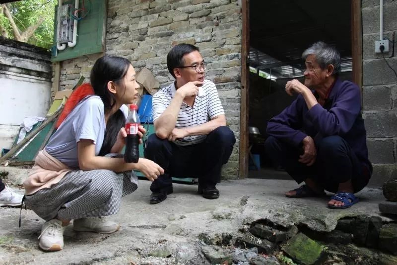 师生对何姓老人进行口述访问