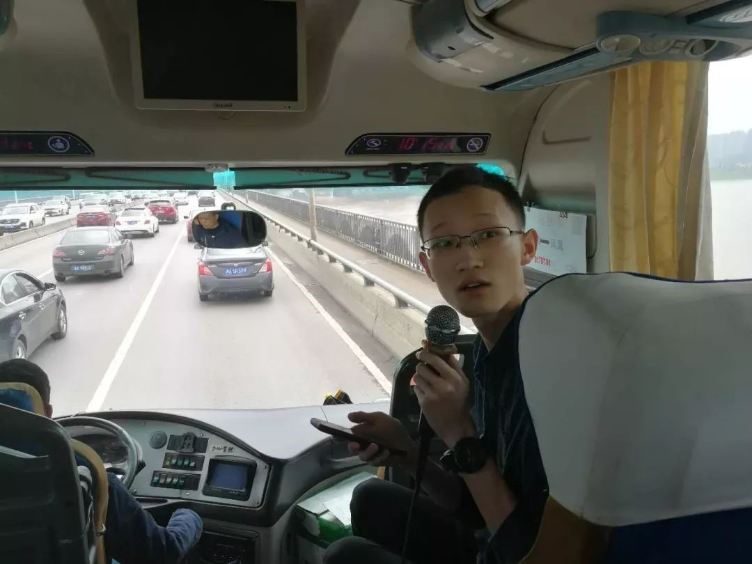 第一小组的同学在作报告