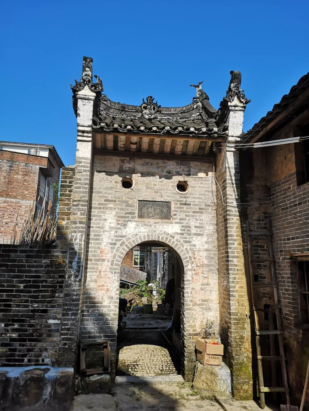 “寅寶曉瑞”门楼