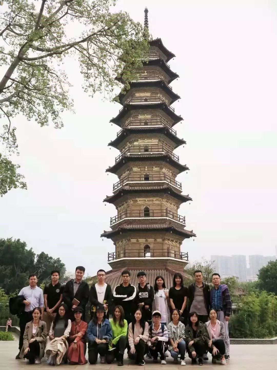 师生们在三影塔下合照