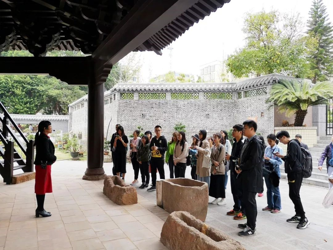 认真听关于三影塔的解说