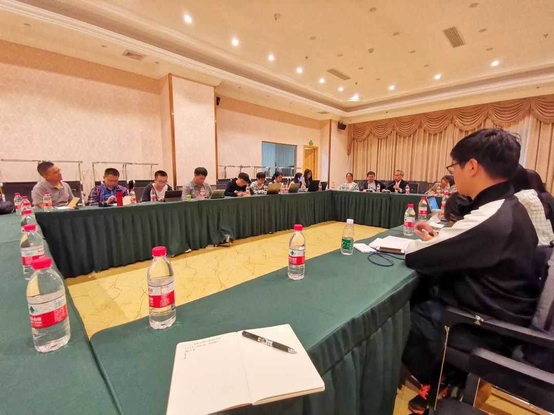 座谈会上聚精会神听讲的师生们