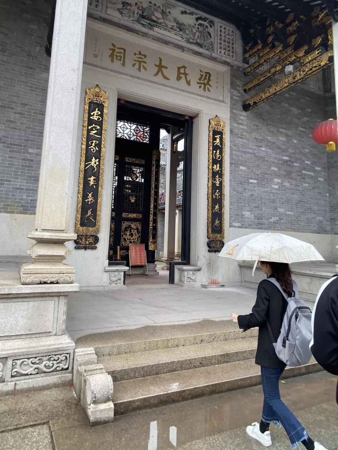 同学们在梁氏宗祠前