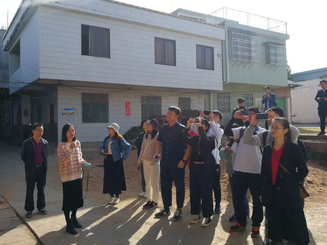 篛过村党群服务中心人员给同学们讲解