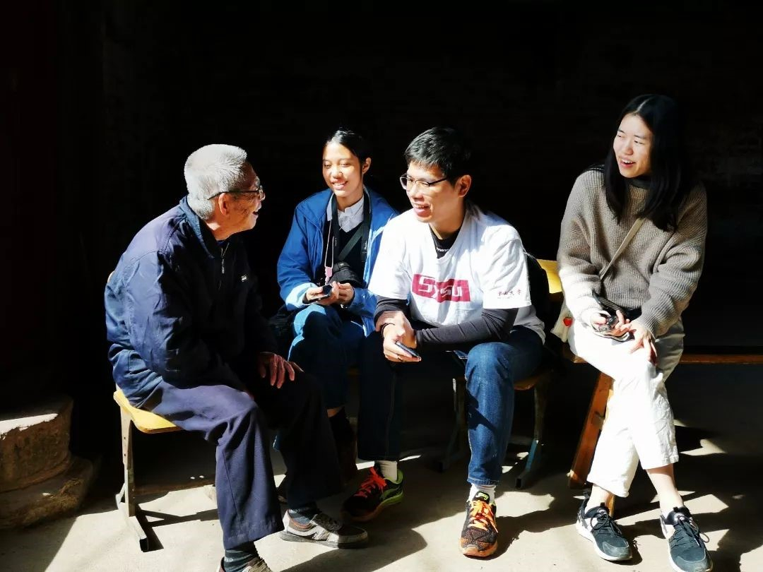 学生与当地村民畅谈交流