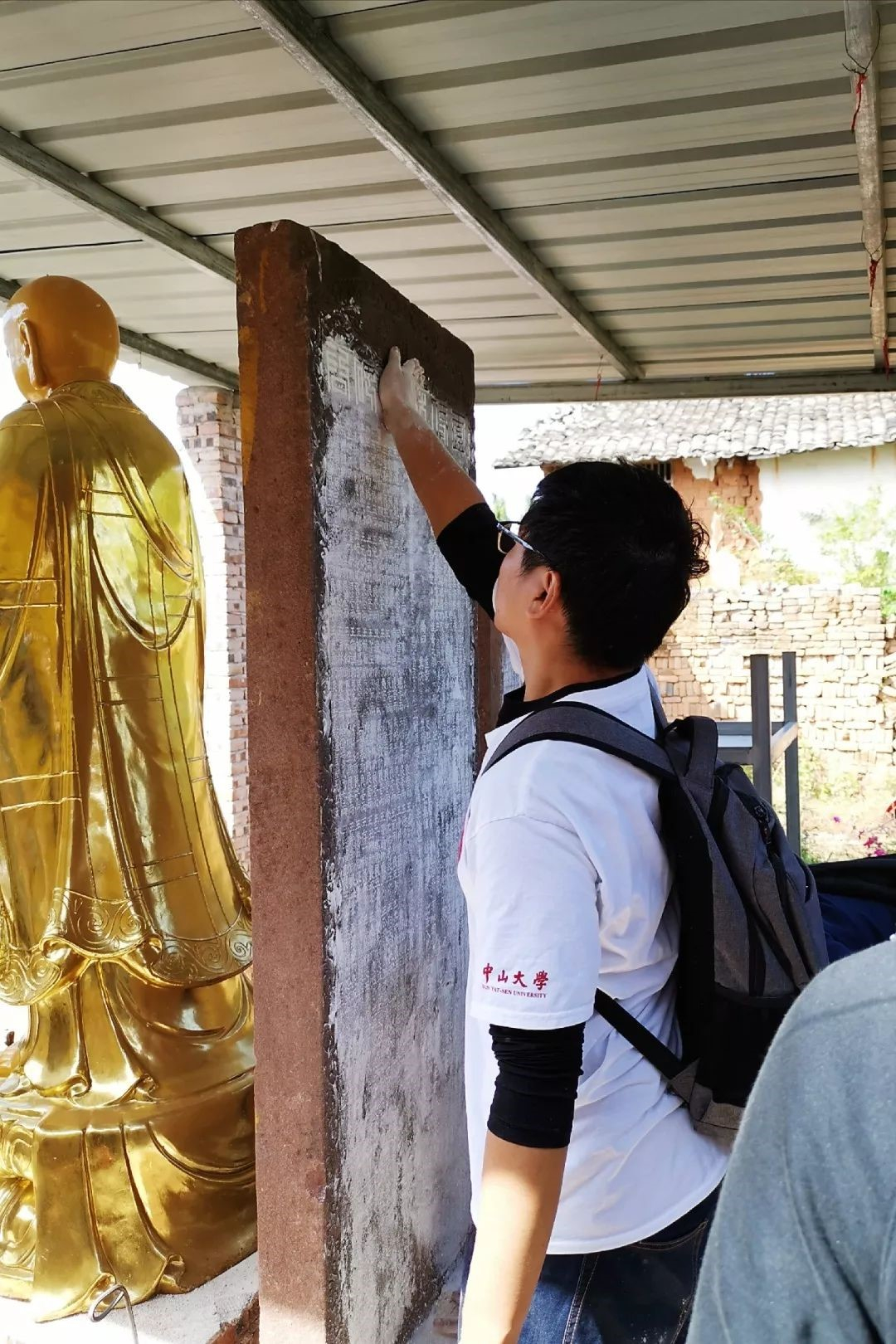 为便于阅读碑文，助教给碑刻上粉