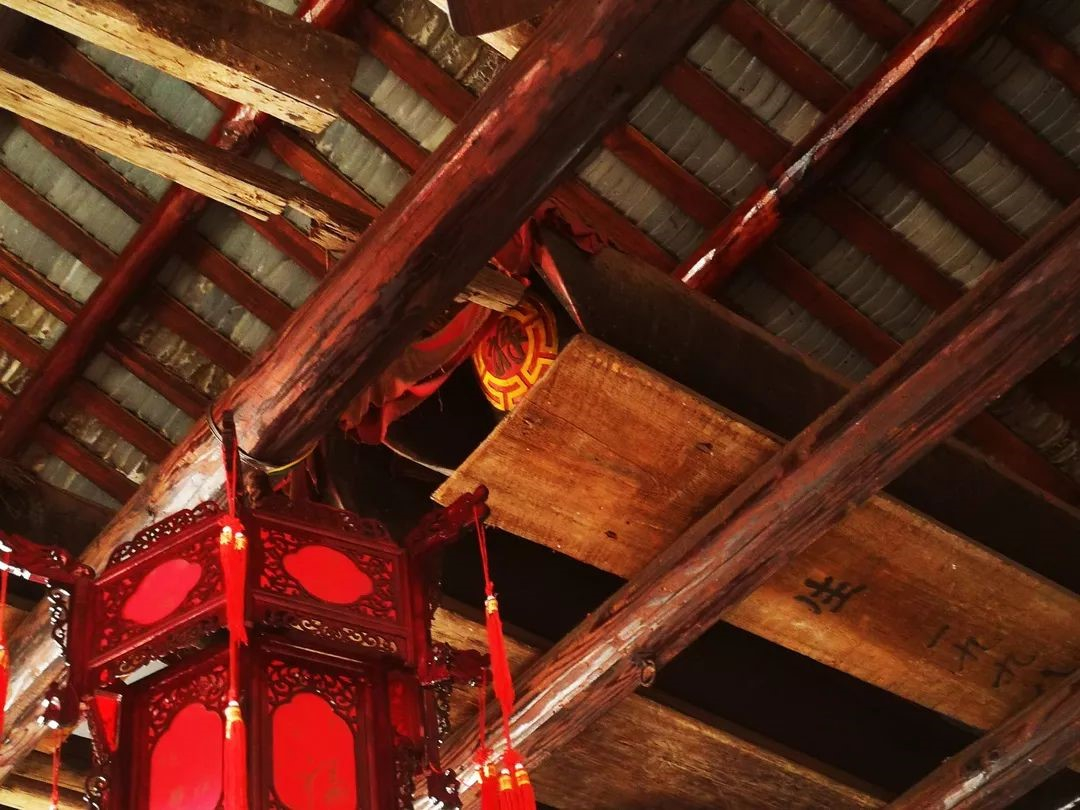 当地习惯将棺材放置在房梁上，寓意“升官发财”