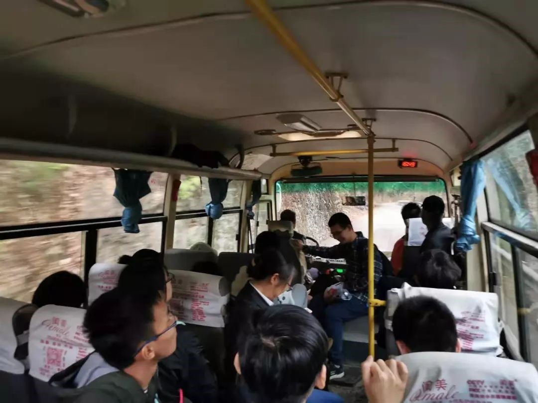 ▲ Day3 道路塌方，小分队搭上大锡乡政府提供的转场公交车