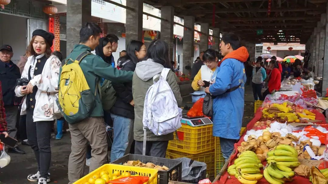 ▲ Day3 同学们向水果摊主了解大锡乡市场情况
