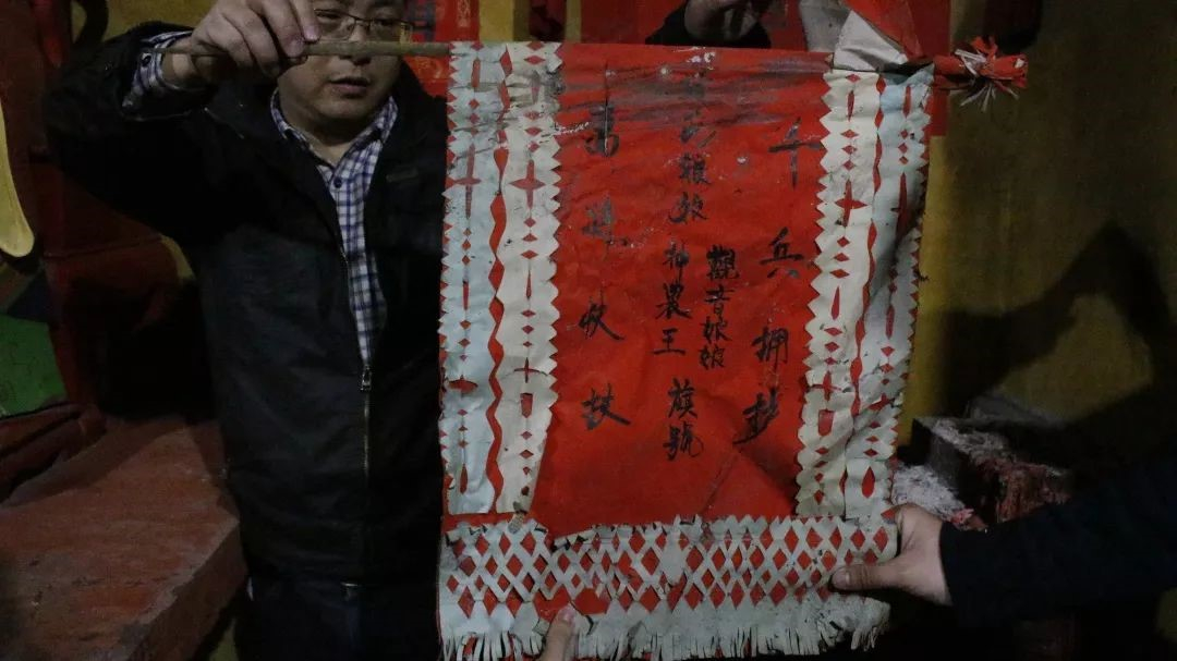 ▲ Day3 封氏娘娘庙，罗艳春老师讲解祭拜仪式所用的令旗