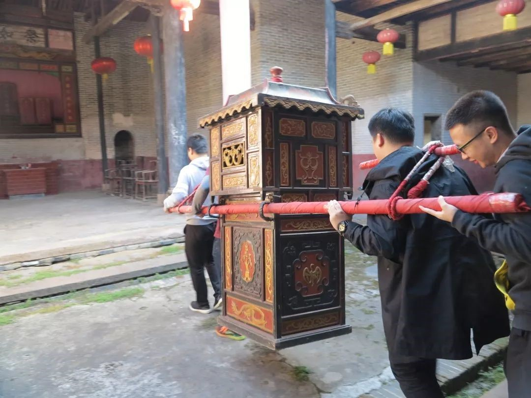 以老吕为首的娘家人带领老王、老利、老黄抬着吕姑娘