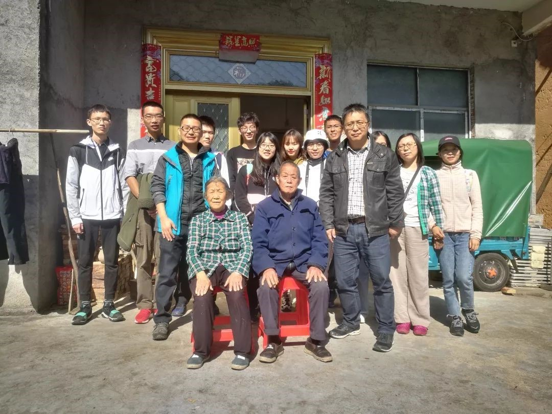 ▲ Day5 白桂沅小队与岱山村中黄姓长者家庭合影