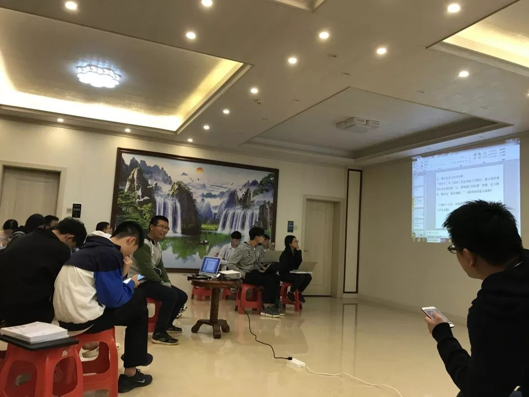 ▲ Day5 总结会上，周健老师提醒同学们注意咸同以后社会重建的大历史对理解南岭田野文献的重要性