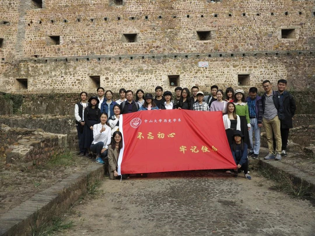 全体师生在红围内的合影