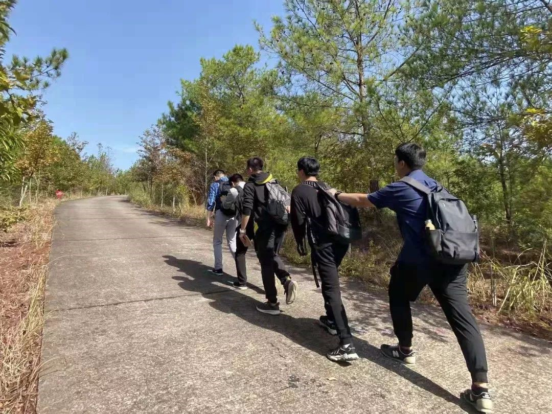 陈喆老师开登山之路，后有四名学生搭肩前行