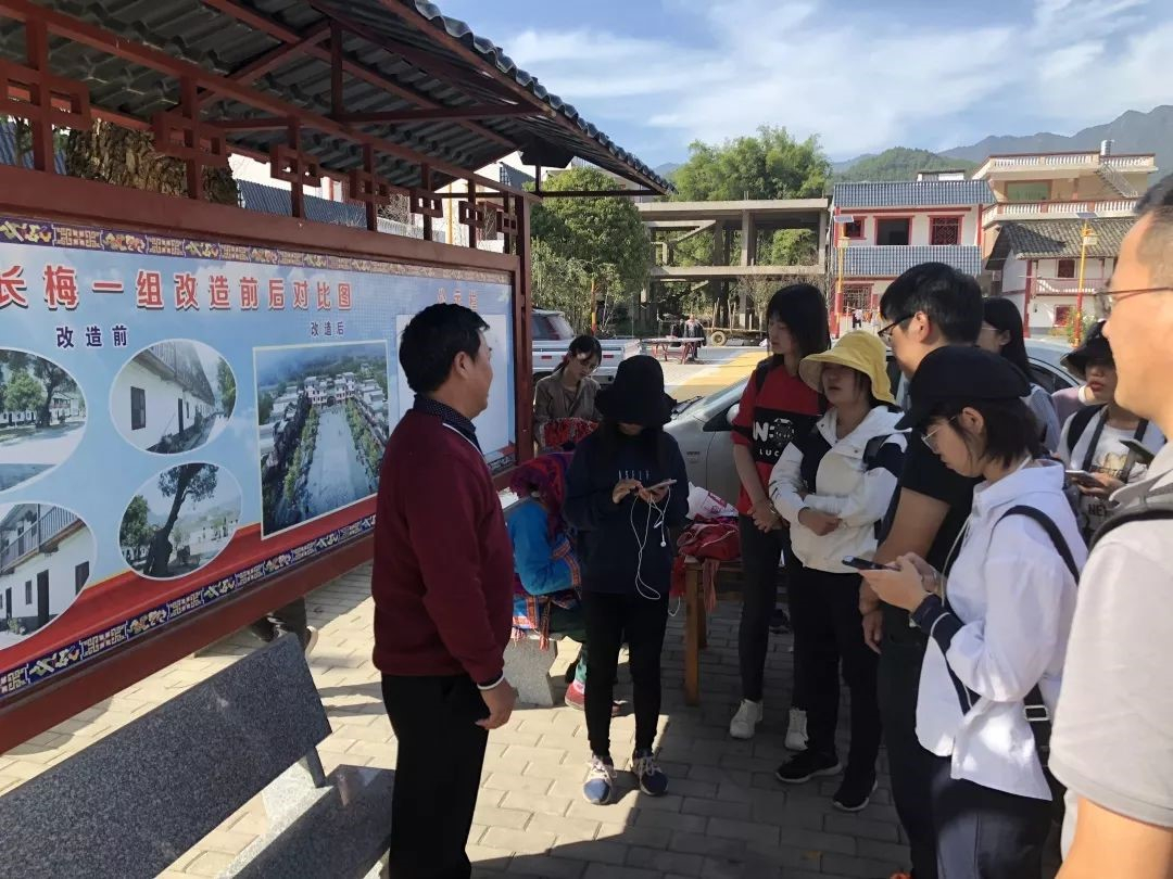 当地村干部为同学们答疑解惑