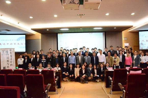 2018年第八届全国大学生口述史成果交流赛参赛选手与评委、会务人员合影留念